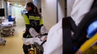 Rettungsdienst übergibt Patient*in ans Spital